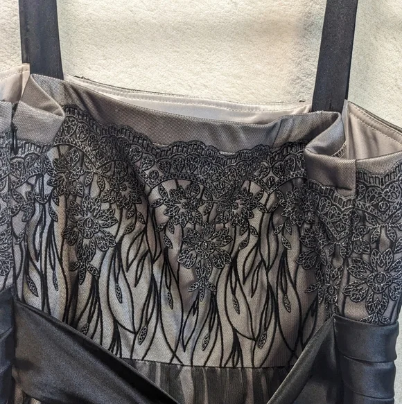 Elegant Laura Plus Black Lace Midi Dress Size Based On Measurements size 16 - Picture 4 of 8